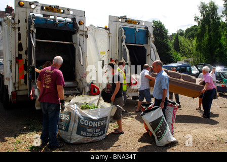 Les résidents locaux à l'aide du conseil de comté de Surrey samedi ordures et des décharges de service dustcart, Haslemere, Surrey, UK. Banque D'Images