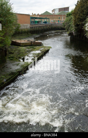 River Wandle, à Wandsworth juste avant de se jeter dans la Tamise South London SW18 UK. Angleterre 2010, années 2020 HOMER SYKES Banque D'Images