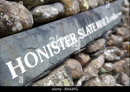 Panneau d'ardoise pour la mine Honister Slate dans le Lake District anglais, représentant le patrimoine industriel, le tourisme et l'aventure en plein air en Cumbria Banque D'Images