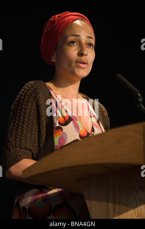 Zadie Smith romancière anglaise photographié à Hay Festival 2010 Hay-on-Wye Powys Pays de Galles UK Banque D'Images