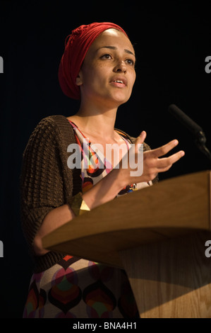 Zadie Smith romancière anglaise photographié à Hay Festival 2010 Hay-on-Wye Powys Pays de Galles UK Banque D'Images