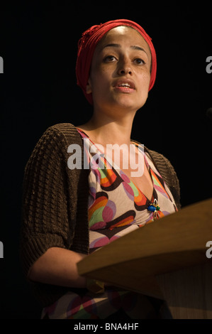 Zadie Smith romancière anglaise photographié à Hay Festival 2010 Hay-on-Wye Powys Pays de Galles UK Banque D'Images