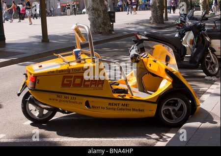 Voiture JAUNE BARCELONE RENDEZ-VOUS Banque D'Images