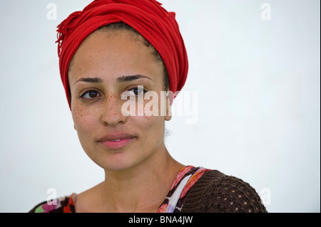 Zadie Smith romancière anglaise photographié à Hay Festival 2010 Hay-on-Wye Powys Pays de Galles UK Banque D'Images