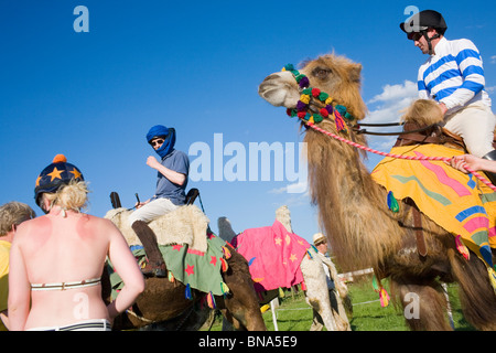 Jockeys en Angleterre soyez prêt pour une course. Banque D'Images