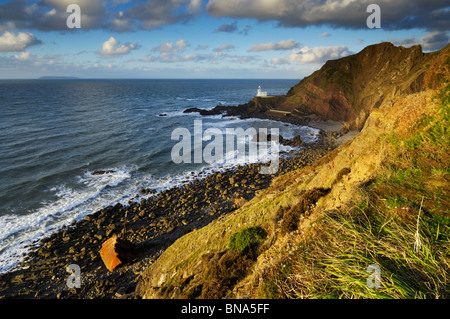 Hartland Point Lighthouse sur la péninsule, près de Hartland Hartland, Devon, Angleterre. Sur la plage est de la section avant de Johanna qui a fait naufrage en 1982. Lundy Island est visible sur l'horizon. Banque D'Images