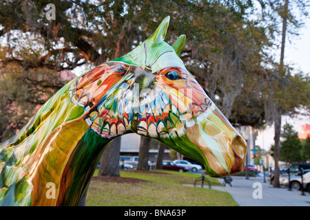 Ocala, FL - Mars 2009 - Tête de cheval peint de couleurs vives, sculpture sur le centre-ville de Square à Ocala, Floride Banque D'Images