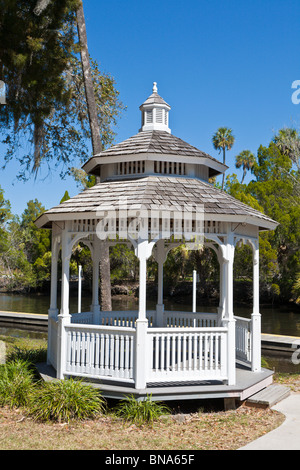 Crystal River, FL - Mars 2009 - White gazebo de camping privé dans la région de Crystal River, Floride Banque D'Images