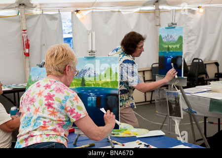 Crystal River, FL - Mars 2009 - Senior femmes prenant une classe de peinture à l'huile sur un terrain de camping privé dans la région de Crystal River, Floride Banque D'Images