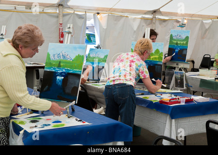 Crystal River, FL - Mars 2009 - Senior femmes prenant une classe de peinture à l'huile sur un terrain de camping privé dans la région de Crystal River, Floride Banque D'Images