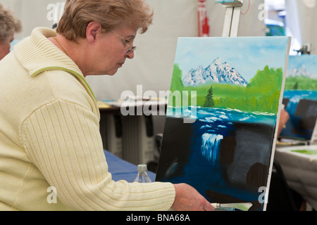 Crystal River, FL - Mars 2009 - Senior femmes prenant une classe de peinture à l'huile sur un terrain de camping privé dans la région de Crystal River, Floride Banque D'Images