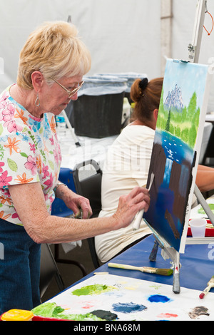 Crystal River, FL - Mars 2009 - Senior femmes prenant une classe de peinture à l'huile sur un terrain de camping privé dans la région de Crystal River, Floride Banque D'Images