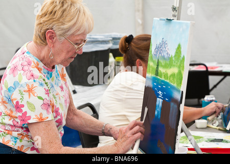 Crystal River, FL - Mars 2009 - Senior femmes prenant une classe de peinture à l'huile sur un terrain de camping privé dans la région de Crystal River, Floride Banque D'Images