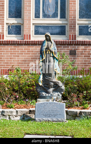 Statue de Notre Dame de Guadalupe en face du fleuve Jeanne de Chantal à Abita Springs Église catholique, en Louisiane Banque D'Images