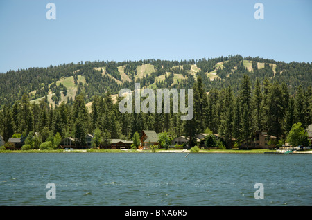 Les pistes de ski n'ont pas de neige sur eux à l'été à Big Bear Lake, Californie, USA Banque D'Images