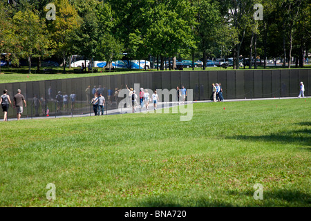 Washington DC - Sep 2009 - Visiteurs rechercher pour les soldats tombés au combat sur le mur de la Vietnam Veterans Memorial à Washington DC Banque D'Images