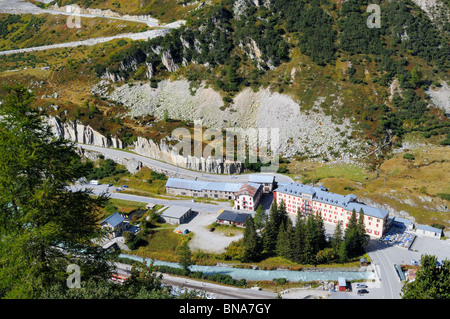 Village de Gletch entre le col de la Furka (vers le canton d'Uri) et le col du Grimsel (vers le canton de Berne, Suisse). Banque D'Images