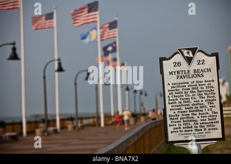 Marqueur historique sur la promenade le long de la plage de Myrtle Beach, SC. Banque D'Images