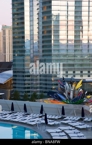 Le Vdara piscine avec le Aria Resort and Casino en arrière-plan, centre-ville, Las Vegas, Nevada. Banque D'Images