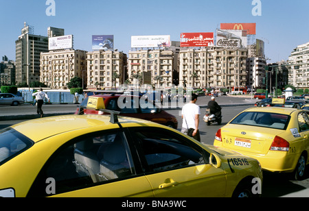 Les taxis à Midan Tahrir (Place de la libération) dans le centre du Caire. Banque D'Images