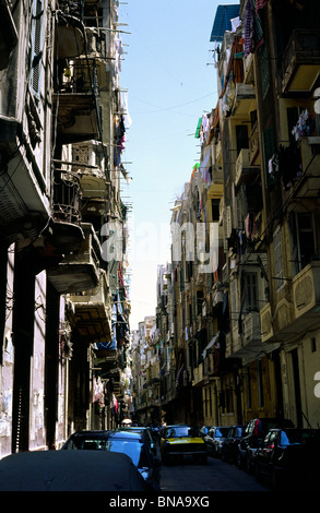 Vue de la rue Hassan Pasha Assem dans quartier Anfoushi d'Alexandrie égyptienne. Banque D'Images