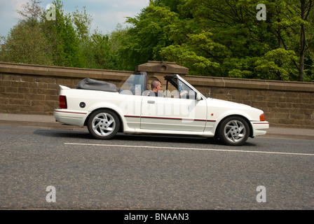 Ford Escort cabriolet voiture passe sur un pont. Banque D'Images