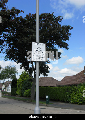 Zone de surveillance de quartier signe sur un lampost dans une zone résidentielle rurale du Sussex, Angleterre Banque D'Images