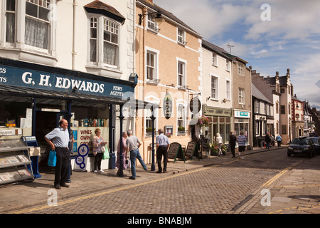 Pays de Galles, Gwynedd, Conway, High Street en direction de Plas Mawr Banque D'Images