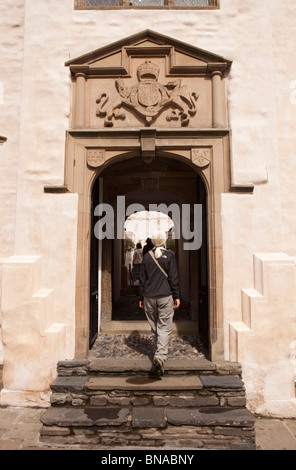 Pays de Galles, Gwynedd, Conway, High Street, Plas Mawr, visiteur marche à travers grand porte Banque D'Images