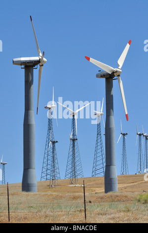 Les machines du vent sur le col de Tehachapi, désert de Mojave, la Sierra Nevada, en Californie Banque D'Images