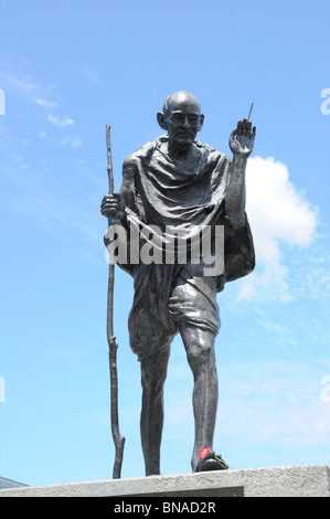 Statue de Mohandas Gandhi par le Ferry Building, San Francisco, California, USA Banque D'Images