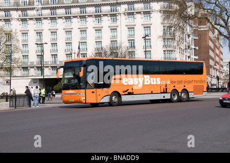 Un train exploité par trois entraîneur arriva et peint en couleurs easybus est utilisé sur le service entre Londres et l'aéroport de Stanstead Banque D'Images