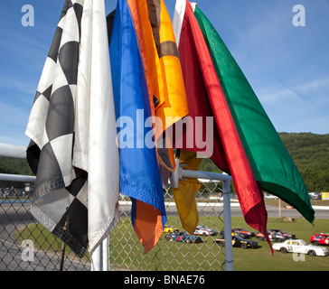 Woodstock, New Hampshire - Signaler les drapeaux sur le stand du signaleur pendant les courses de voitures à White Mountain Motorsports Park. Banque D'Images