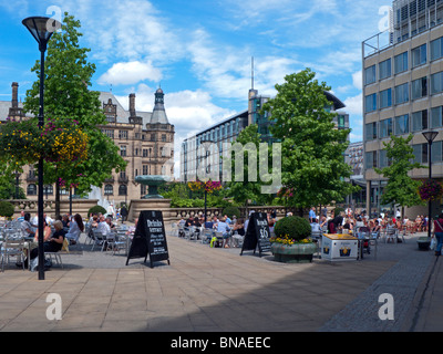 Sheffield City Hall et des jardins de la paix avec des diners en plein air Banque D'Images