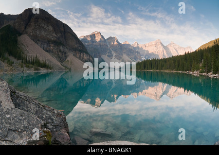 Au lever du soleil au lac Moraine, Banff National Park, Alberta, Canada Banque D'Images