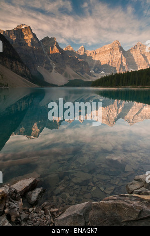 Au lever du soleil au lac Moraine, Banff National Park, Alberta, Canada Banque D'Images