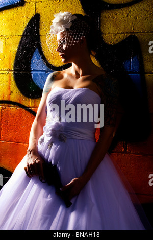 Tattooed promise contre fond graffiti Banque D'Images