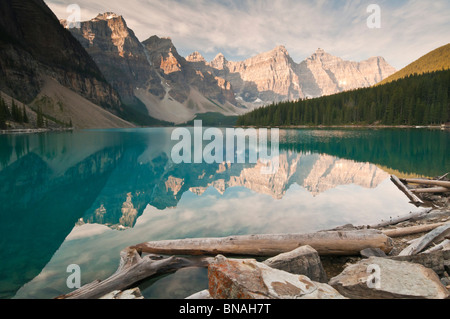 Au lever du soleil au lac Moraine, Banff National Park, Alberta, Canada Banque D'Images