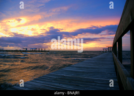 Quai de l'extrémité nord de l'île Pine, Port Charlotte, FL. Coucher du soleil au cours de la tempête tropicale Fay, 2008 Banque D'Images