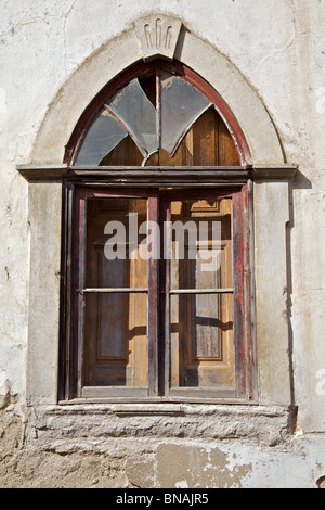 L'église médiévale en bois rouge avec vitres cassées Fenêtre Banque D'Images