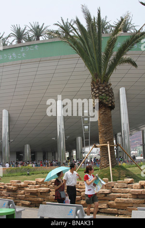 Pavillon de l'Arabie Saoudite. 2010 Shanghai World Expo Park, Pudong, Shanghai, Chine. World's Fair. Date Palm arbres plantés sur le dessus. Banque D'Images