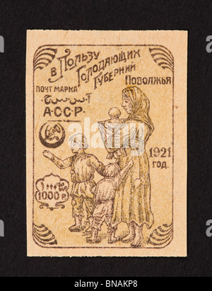 L'étiquette d'affranchissement de l'Azerbaïdjan représentant une femme et des enfants Banque D'Images