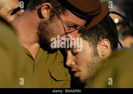 Les soldats israéliens de la brigade Golani s'accrochent les uns aux autres au cours de funérailles militaires d'un soldat tué au cours de la guerre avec le Hezbollah au Liban. Galilée Israel Banque D'Images