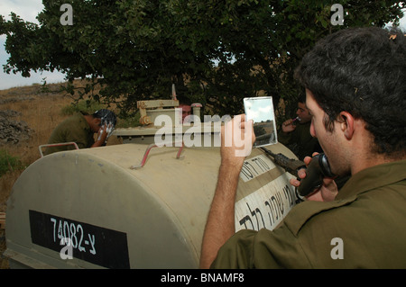 Un soldat israélien de lui-même dans le domaine des hauteurs du Golan, dans le nord d'Israël Banque D'Images