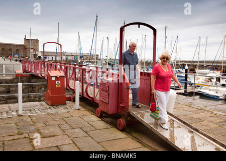 Royaume-uni, Pays de Galles, Gwynedd, Caernarfon, Victoria Dock, les visiteurs qui traversent le pont coulissant sur slipway Banque D'Images