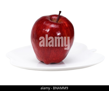 Pomme rouge sur un plat en forme de pomme isolated over white Banque D'Images