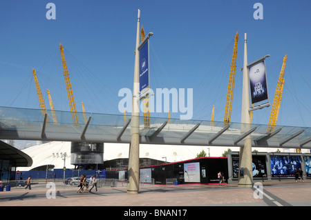 UK Vue sur le dôme du millénaire et de l'O2 Arena de nouveaux accès olympique de la station North Greenwich Londres Banque D'Images