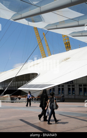 UK Vue sur le dôme du millénaire et de l'O2 Arena de nouveaux accès olympique de la station North Greenwich Londres Banque D'Images