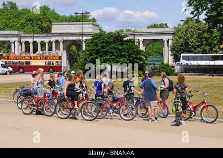 Groupe de cycle à Hyde Park Corner a choisi un escorté bike tour à open top bus visite guidée au-delà Banque D'Images