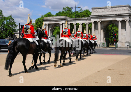 Hyde Park Corner écran vue arrière Life Guards Household Cavalry Mounted Regiment Soldiers rouge avec cuirass après avoir changé de service de garde Londres Angleterre Royaume-Uni Banque D'Images